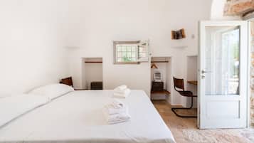 1 bedroom, travel crib