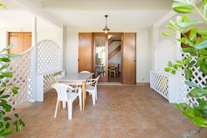 Outdoor dining - Apartment 'Borgo Stella Y' with Private Terrace, Wi-Fi and Air Conditioning (Bibione)