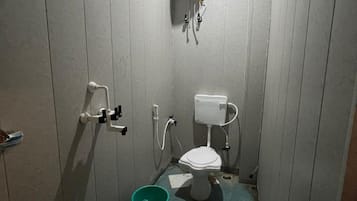 Deluxe kamer | Badkamer | Een douche, gratis toiletartikelen, handdoeken, zeep