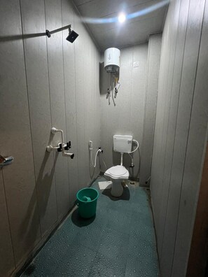 Chambre Deluxe | Salle de bain | Douche, articles de toilette gratuits, serviettes fournies, savon