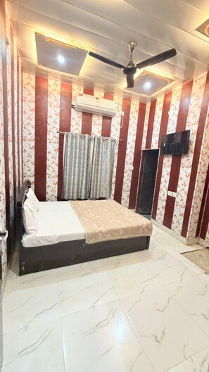 Deluxe Room | Rollaway beds, free WiFi, bed sheets - Maa Yashoda Devi Residency (Mathura)