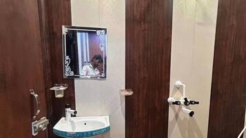 Deluxe-huone | Kylpyhuone | Suihku, ilmaiset hygieniatuotteet, pyyhkeet, saippua