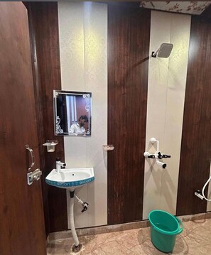 ห้องดีลักซ์ | ห้องน้ำ | ฝักบัว, ของใช้ในห้องน้ำฟรี, ผ้าเช็ดตัว, สบู่