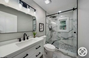 Shower, hair dryer, bidet, towels - World Cup Special: Spacious home in secluded woods close to events and NYC. (Watchung)