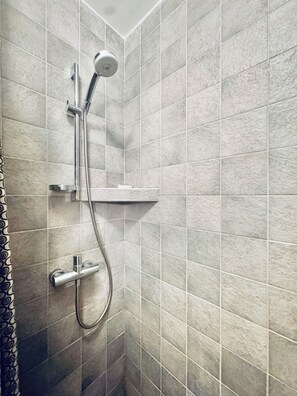 Dusche, Bidet, Handtücher, Toilettenpapier