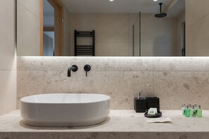 Signature Apartment, Balcony | Bathroom | Shower, free toiletries, hair dryer, towels - Glyfada Signature Apartment (Glyfada)