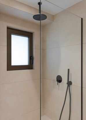 Lägenhet Signature - balkong | Badrum | Dusch, gratis toalettartiklar, hårtork och handdukar