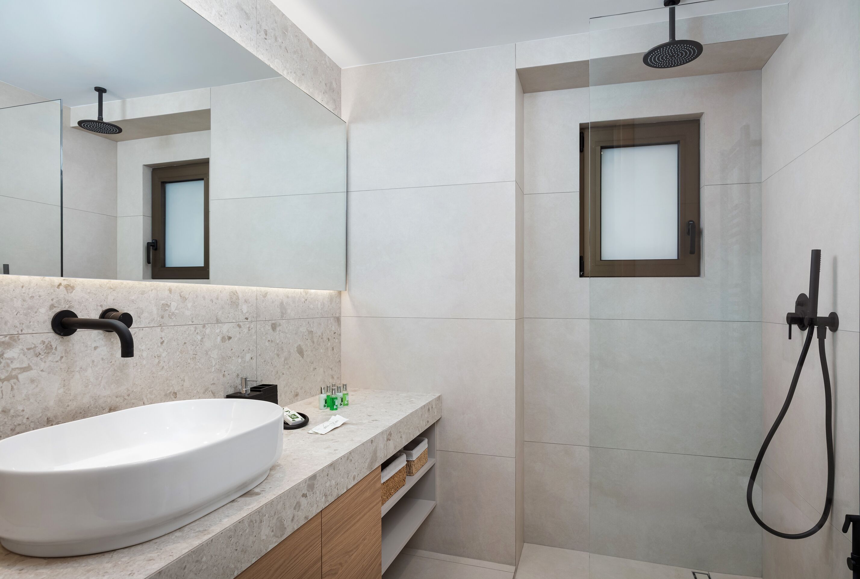 Signature Apartment, Balcony | Bathroom | Shower, free toiletries, hair dryer, towels