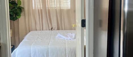 3 habitaciones, tabla de planchar con plancha, wifi y ropa de cama