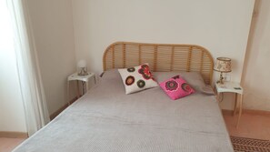 Iron/ironing board, bed sheets - House Centre bourg, 2 bedrooms opening onto quiet terrace, river 1km away (Les Vans)