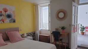 Iron/ironing board, bed sheets - House Centre bourg, 2 bedrooms opening onto quiet terrace, river 1km away (Les Vans)