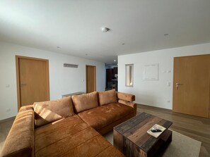 TV - Spacious vacation apartment on the edge of Saxon Switzerland (Stolpen)