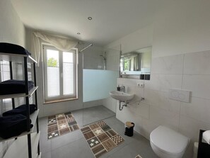 Douche, sĂšche-cheveux, serviettes fournies, savon