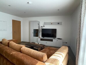 TV - Spacious vacation apartment on the edge of Saxon Switzerland (Stolpen)
