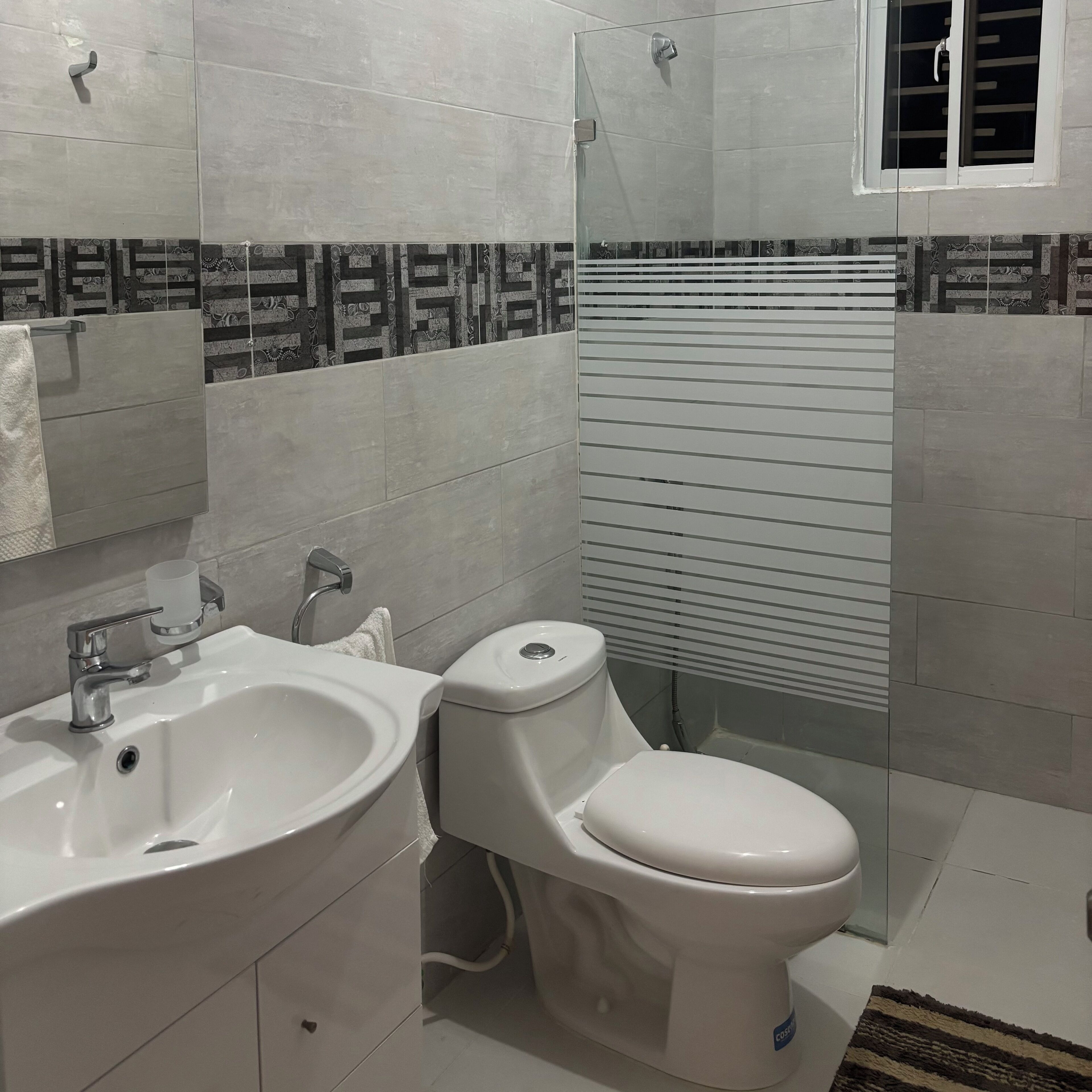 Regadera, toallas, jabón, papel de baño 