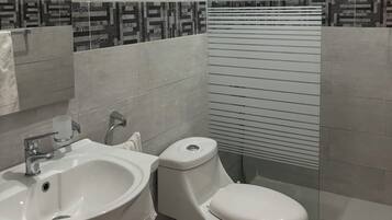 Regadera, toallas, jabón, papel de baño