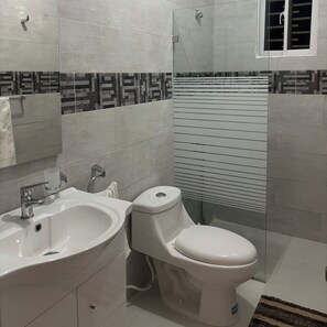 Regadera, toallas, jabón, papel de baño 