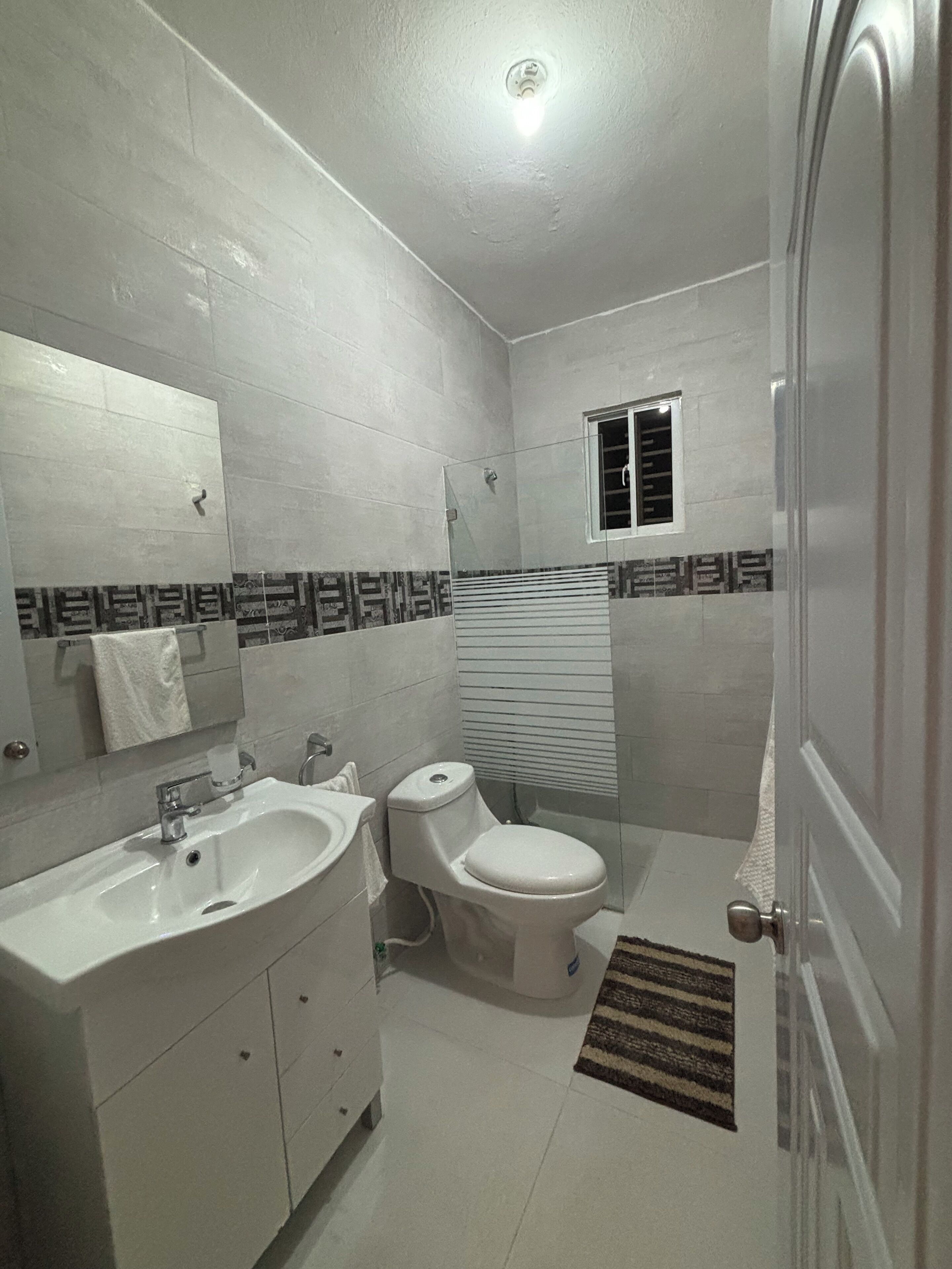 Regadera, toallas, jabón, papel de baño 