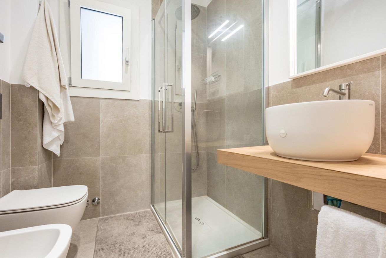 Bruser, bidet, håndklæder, Shampoo
