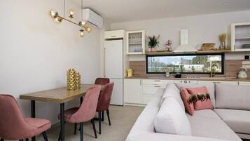 Golden | Dapur pribadi | Lemari es besar, oven, kompor, dan peralatan masak/sendok-piring