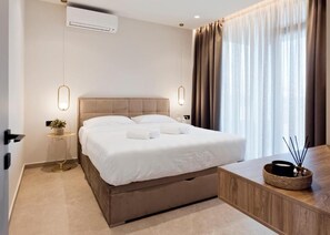 Cozy | ตู้นิรภัยในห้องพัก, โต๊ะทำงาน, พื้นที่ทำงานแบบใช้แล็ปท็อป, ผ้าม่านกันแสง