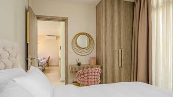 Golden | Brankas, meja kerja, ruang kerja ramah laptop, dan tirai kedap cahaya