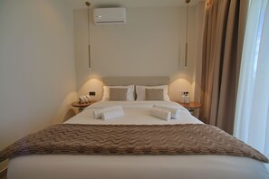 In-room safe, desk, laptop workspace, blackout drapes - Ioannina Secret Luxury Villas (Vounoplagia)