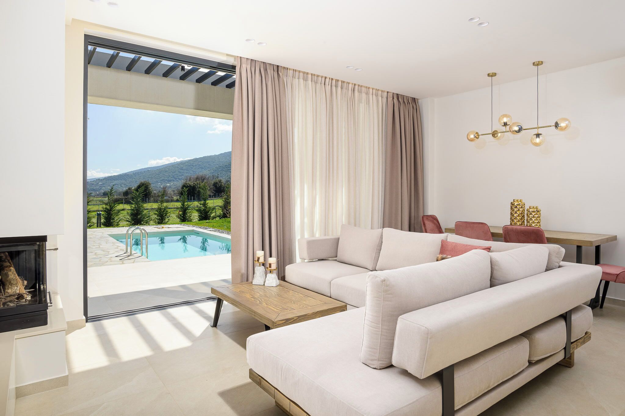 Golden | Living area | Flat-screen TV