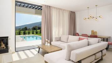 Golden | Living area | Flat-screen TV