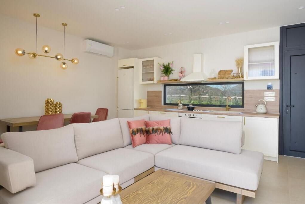 Golden | Private kitchen | Full-size fridge, oven, stovetop, cookware/dishes/utensils