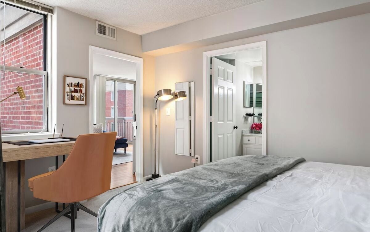 2 bedrooms, iron/ironing board, internet, bed sheets