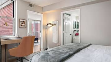 2 bedrooms, iron/ironing board, internet, bed sheets