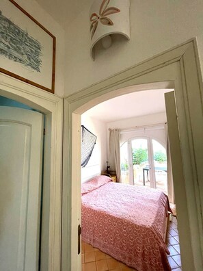 1 habitación y tabla de planchar con plancha 