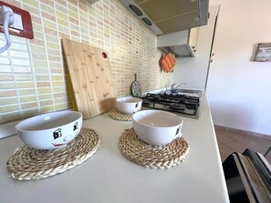 Kylskåp, mikrovågsugn, spishäll och diskmaskin
