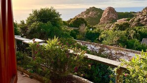 A coastal landscape with rocky terrain and a view of the sea. - Domus Ninni - Charm of Gallura (Costa Paradiso)
