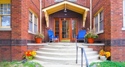 one-bedroom apartment 1,500 square feet of inviting comfort and practical style.