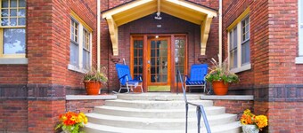 one-bedroom apartment 1,500 square feet of inviting comfort and practical style.