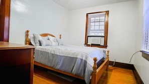 1 camera, una cassaforte in camera, una scrivania, ferro/asse da stiro