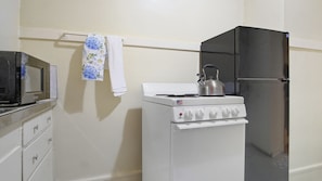 Frigorifero, microonde, forno, piano cottura