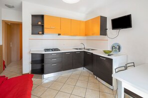 Kühlschrank, Mikrowelle, Herdplatte, Kochgeschirr/Geschirr/Besteck
