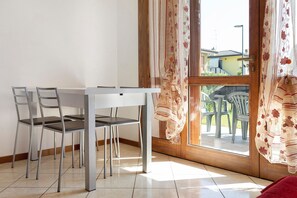 Dining - Apartment 'Villa Antares Bilocale' with Private Terrace, Private Garden and Air Conditioning (Bibione)