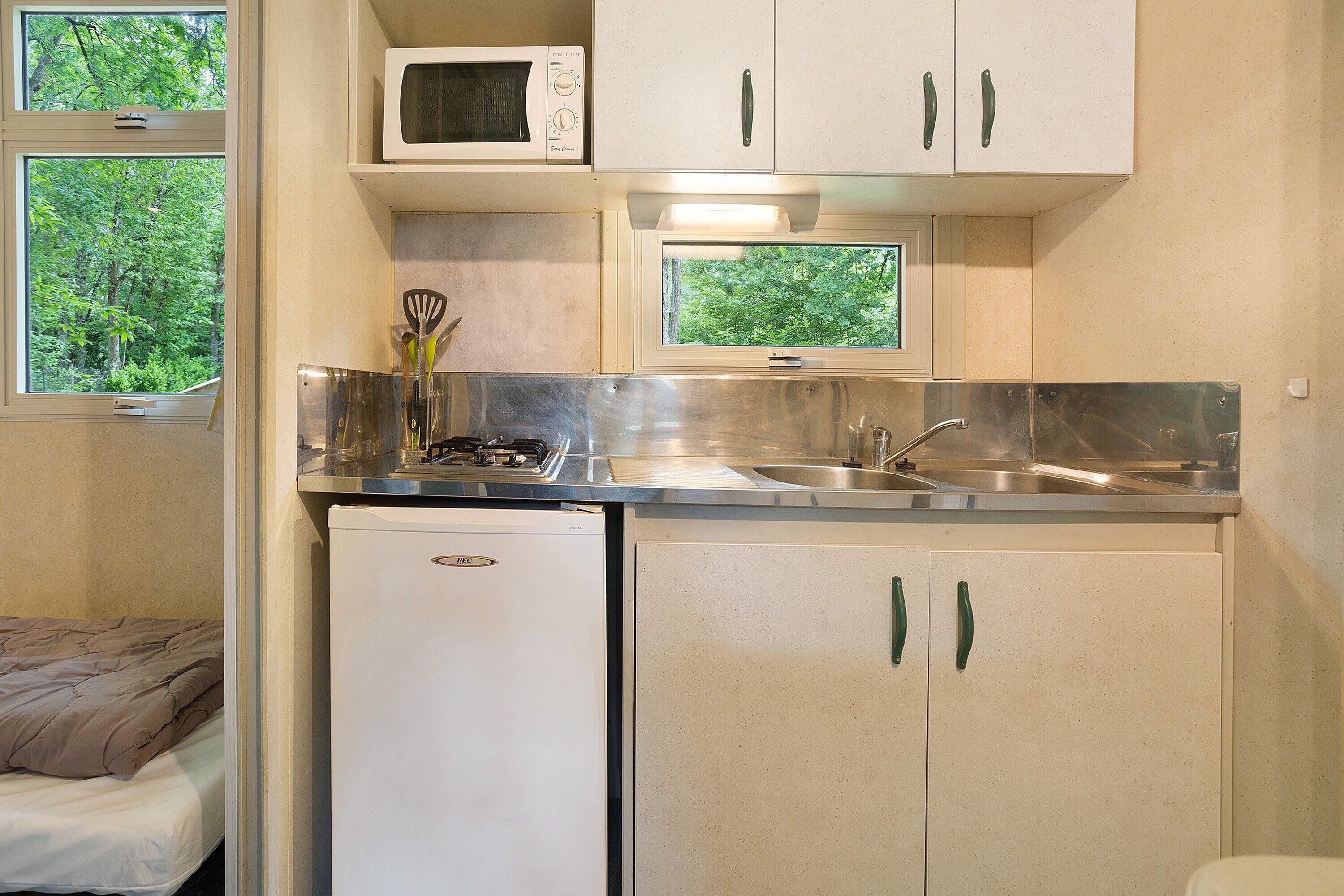Refrigerador, microondas, parrilla de estufa y cafetera y tetera 