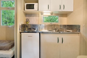 Refrigerador, microondas, placa de cocina, cafetera/tetera