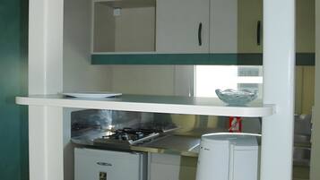 Réfrigérateur, micro-ondes, plaque de cuisson, cafetiÚre/bouilloire