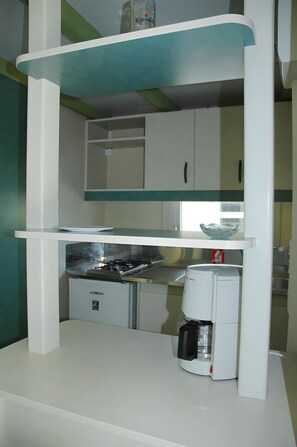 Réfrigérateur, micro-ondes, plaque de cuisson, cafetière/bouilloire