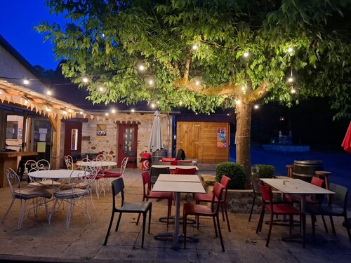 Chalet « Camping Les Pialades - Club 5 » avec piscine partagée, terrasse et jardin privés