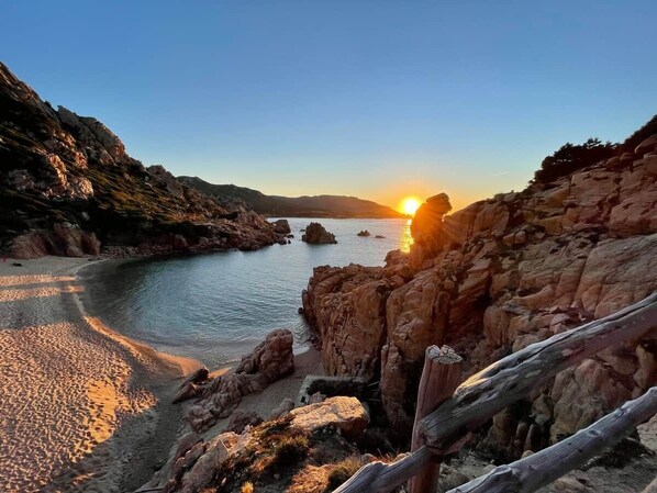 A coastal landscape with rocky terrain and a calm sea. - Villetta La Risacca (Costa Paradiso)