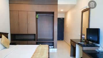 STANDARD AC CITY VIEW | Desk, iron/ironing board, free WiFi, wheelchair access