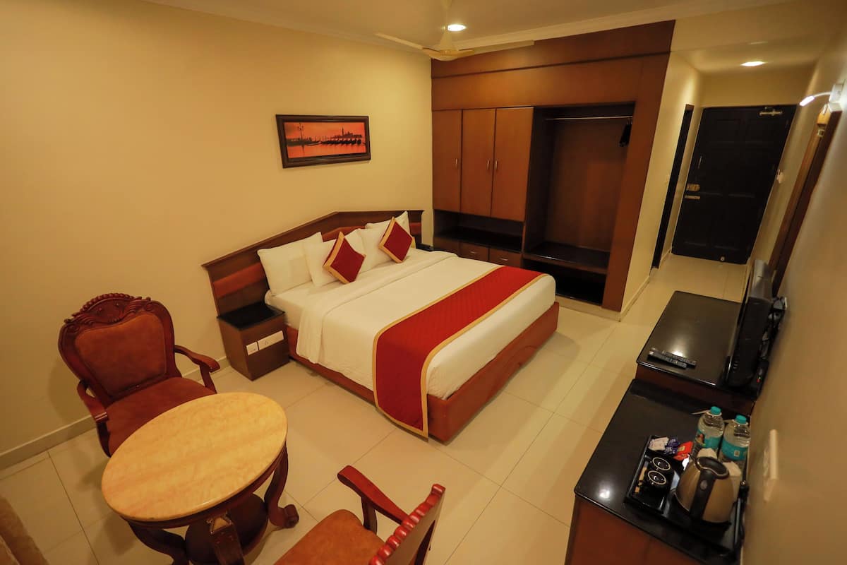 Chambre Standard double, vue sur la ville | Bureau, fer et planche à repasser, accès au Wi-Fi (inclus)