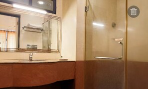 Quarto casal standard, vista para a cidade | Banheiro | Chuveiro, produtos de toalete grátis, secador de cabelo, chinelos